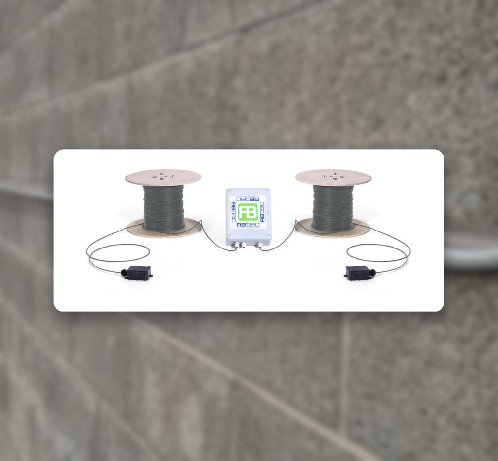 WallAlert schok- en trillingsdetector gemonteerd op een betonnen perimetermuur